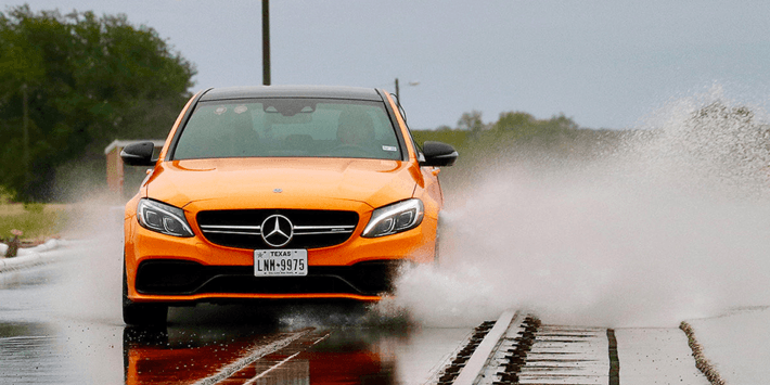 Vergelijkende sportbandentest: Auto Bild test van sportbanden met de Mercedes AMG